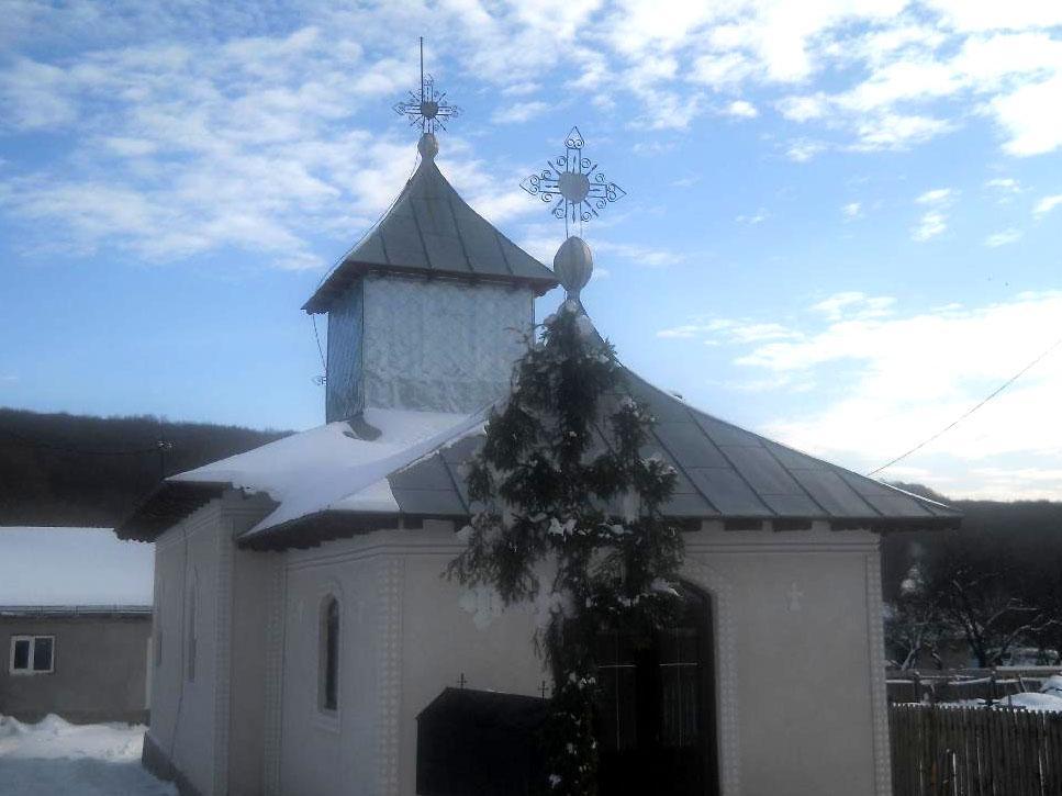 Biserica - vedere exterioară